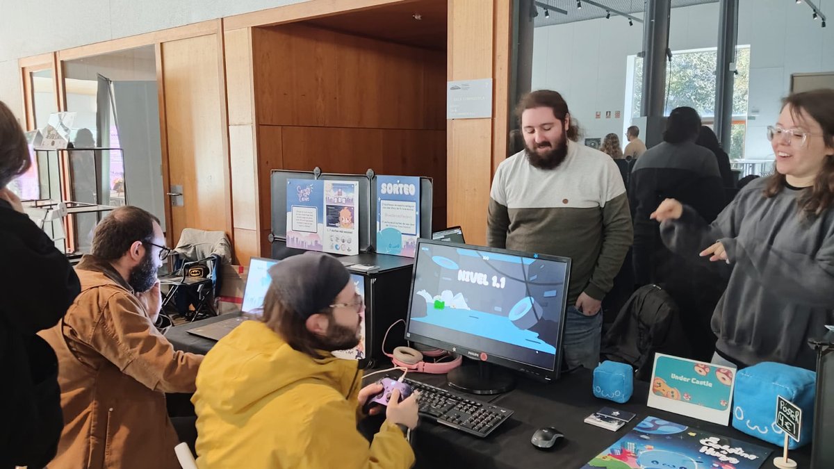 UnderCastleDevs's tweet photo. 🐙 Este fin de semana estivemos na primeira edición do @pixelafeira! 

Moitísimas gracias a toda a xente que pasou polo noso posto e pola cálida acollida dos nosos xogos. En especial, de "Sara llega tarde", que foi a súa primeira vez nun evento⭐️

#pixelafeira https://t.co/6lI5JhYVjI
