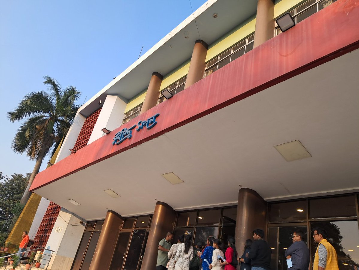 PandeyJaideep's tweet image. It was a wonderful experience watching &apos;Kathakar Ki Diary&apos; by @IRSAnwesh at the @Official_kiff today. The film beautifully captures life in all its shades and conveys a profound message about living every moment with positivity, gratitude and fullness.

It stands as a shining…