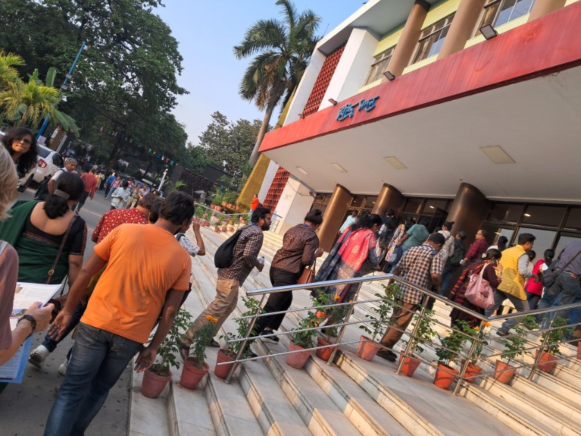 PandeyJaideep's tweet image. It was a wonderful experience watching &apos;Kathakar Ki Diary&apos; by @IRSAnwesh at the @Official_kiff today. The film beautifully captures life in all its shades and conveys a profound message about living every moment with positivity, gratitude and fullness.

It stands as a shining…