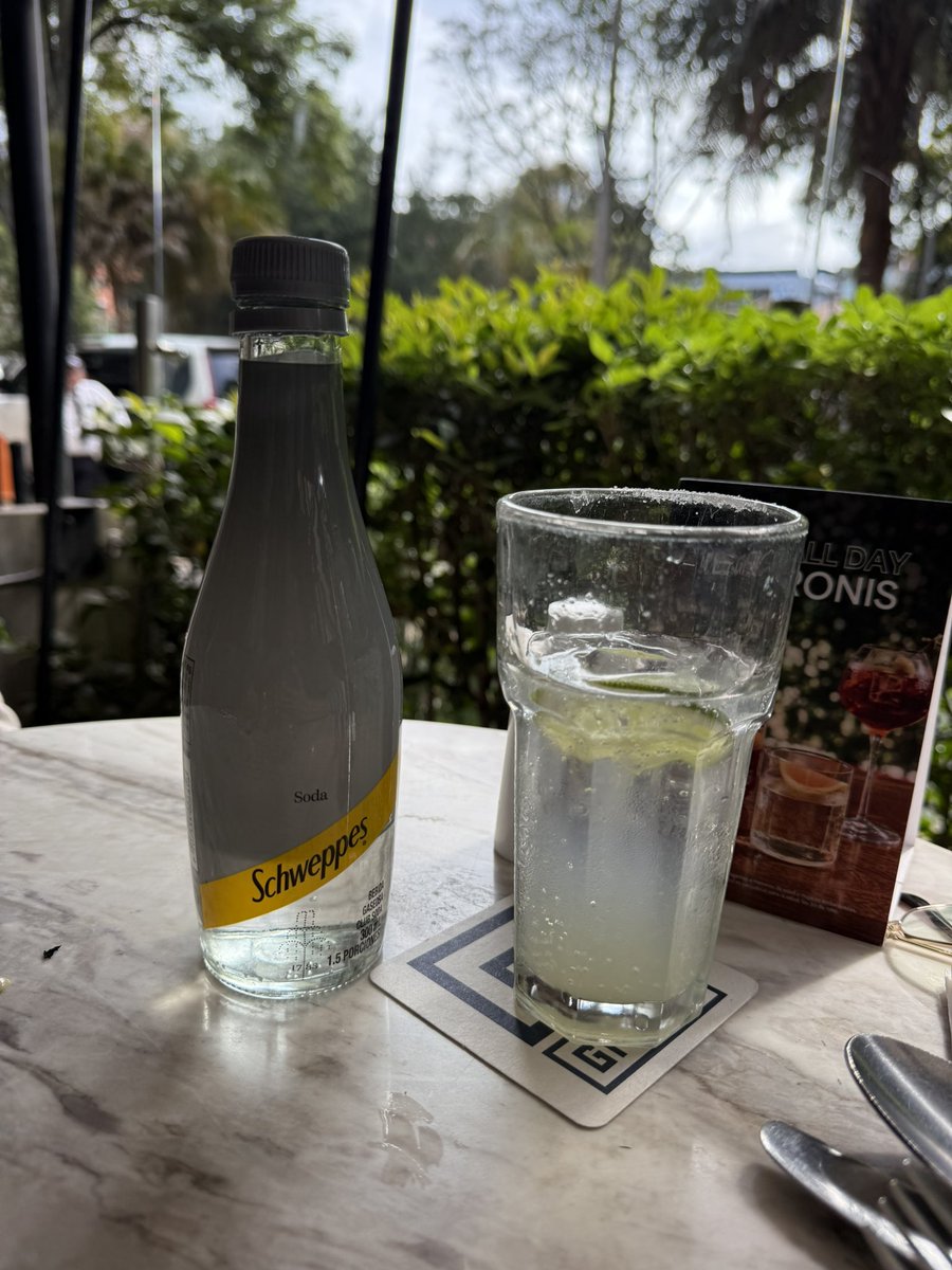 LaHostiI's tweet image. Un día eres joven y al otro te coge una tomadera de soda con limón.