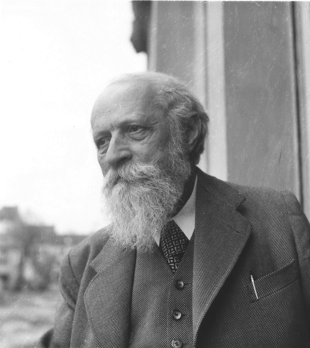 #Martin_Buber (1878-1965) - #Beziehung und #Kommunikation 

Martin Buber war überzeugt, dass das, was uns als Menschen wirklich ausmacht, unsere Beziehungen sind – nicht nur zu anderen Menschen, sondern auch zur Welt insgesamt. Er unterschied dabei zwei Arten, wie wir anderen