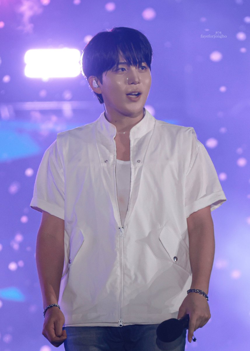 HOW HE'S SO BUFF???!!