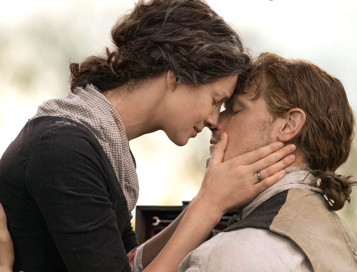 Daylightttdream's tweet image. The iconic jamieclaire forehead touch 🥹 #outlander