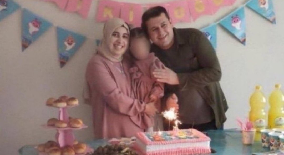 Sevilay Albayrak, suç unsuru içermeyen fiillerine verilen ceza sebebiyle cezaevine gönderildi.

Kızı Rüveyda -iki kez- bir süreliğine hapiste tutulan annesi Sevilay Albayrak'ın yanında kaldı .AİHM kararlarıyla tahliye edilmelidir.

#KHKlarİptalEdilsin
<a href="/TBMMresmi/">TBMM</a>