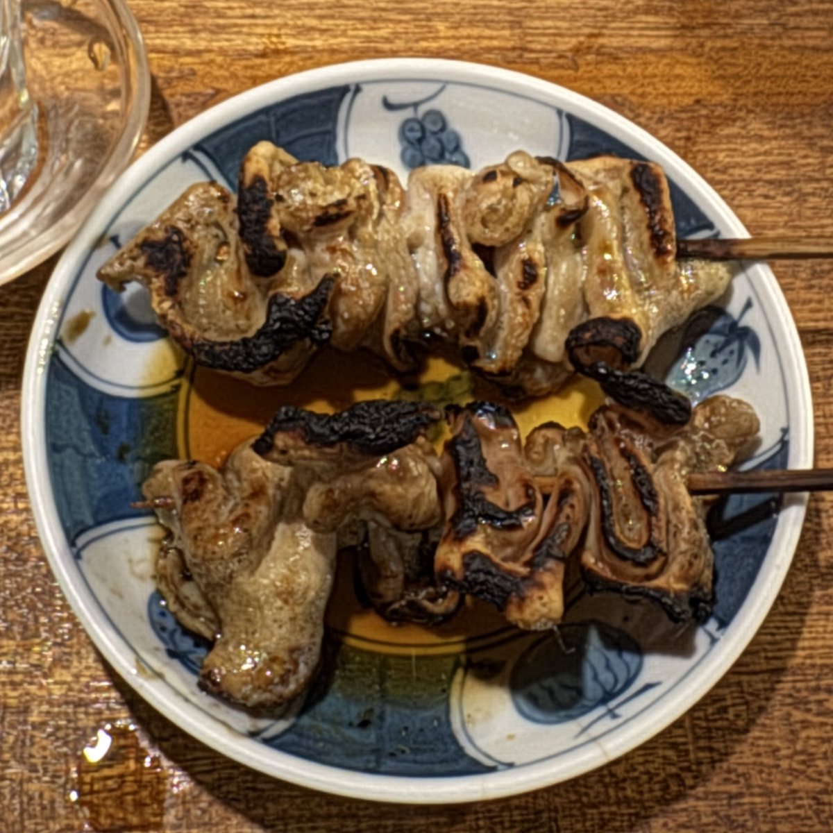 tinytinykingdom's tweet image. 月よ宇から立石🌌17:40着、並びなし、二の字で先輩方に合流させて頂きます😄葛飾区の選挙結果に不安を感じながらも、こちらの盤石な味に癒されます😋琥珀色の景色と宇め割だけでは足りず、倉井ストアで宇め割酎ハイを補充😅葛飾いいとこ😻
#宇ち多゛党 #助け合いの立石 #あんちゃんに癒される