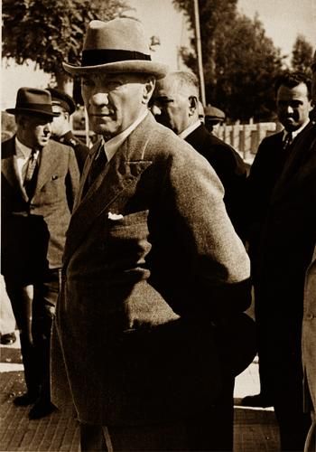 “Ben manevi miras olarak hiçbir nas-ı katı,hiçbir dogma, hiçbir donmuş, kalıplaşmış kural bırakmıyorum.Benim manevi mirasım ilim ve akıldır.Benden sonra, beni benimsemek isteyenler, bu temel mihver üzerinde akıl ve ilmin rehberliğini kabul ederlerse,manevi mirasçılarım olurlar.''