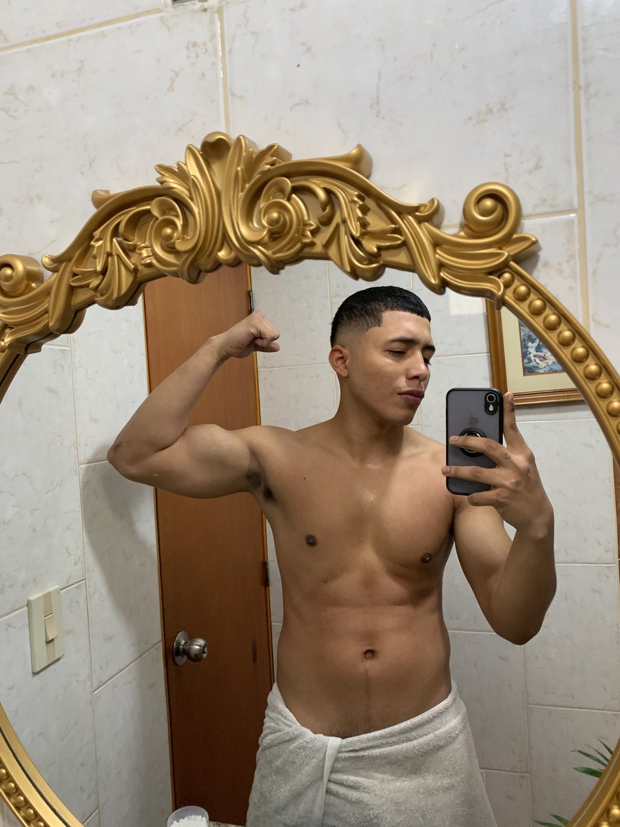RonaldVrg's tweet photo. Bañadito y oloroso, con el bicho afeitao 🥵 https://t.co/vfNClyA2IN