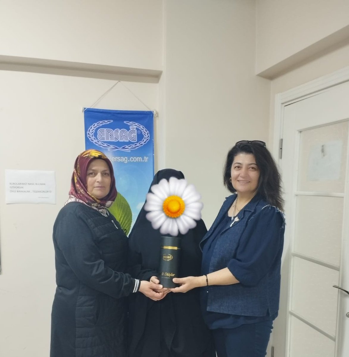 fikriyepolat's tweet photo. Ekim ayı çekilişimizdeki Hediyemizi kazanan Rukiye hanımcığıma hediyesini verdik. Güzelliklere vesile olacak inşallah ☺️🌹 https://t.co/DT0lj1KVcF