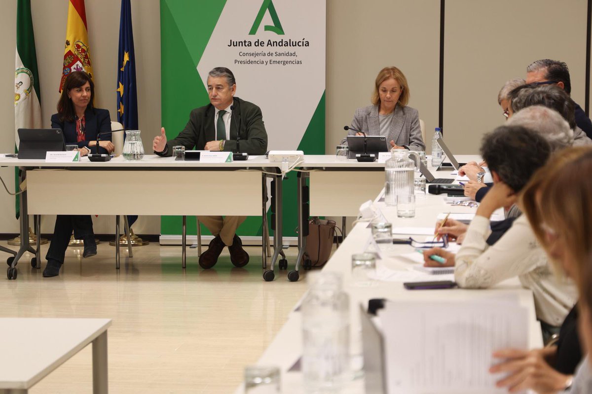 antoniosanz's tweet photo. 🩺 Reunión de la Comisión de Seguimiento del Cribado de Cáncer de Mama.

✅ Evaluación de avances
✅ Mejoras organizativas
✅ Priorización de recursos

La Comisión informa que quedan 217 mujeres pendientes de prueba, de un total de 2.317, que se culminarán antes del 30 de noviembre.
📍Casi un 90% de los casos corresponden al Hospital Virgen del Rocío (Sevilla).

Nuestro compromiso es con ellas: con las mujeres, con sus familias y con su tranquilidad. 💗