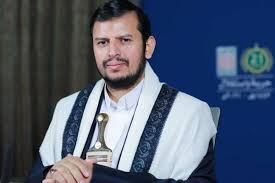 اخذت الحروف ورتبتها قلبتها دورتها في دوران الفلك لجملة اكتبها بحق من يستحقها تناثرت مني الحروف وهربت وقدمت اعتذراها وقالت لي بصوت رفيع كيف لي أن اكتب عن قائدا جاء هبة من الله بعزة وكرامة ووضع فيه كل صفات الاولياء الصالحين في زمن عزت فيه الرجال وقف بكل شموخ على جبال اليمن الشاهقات