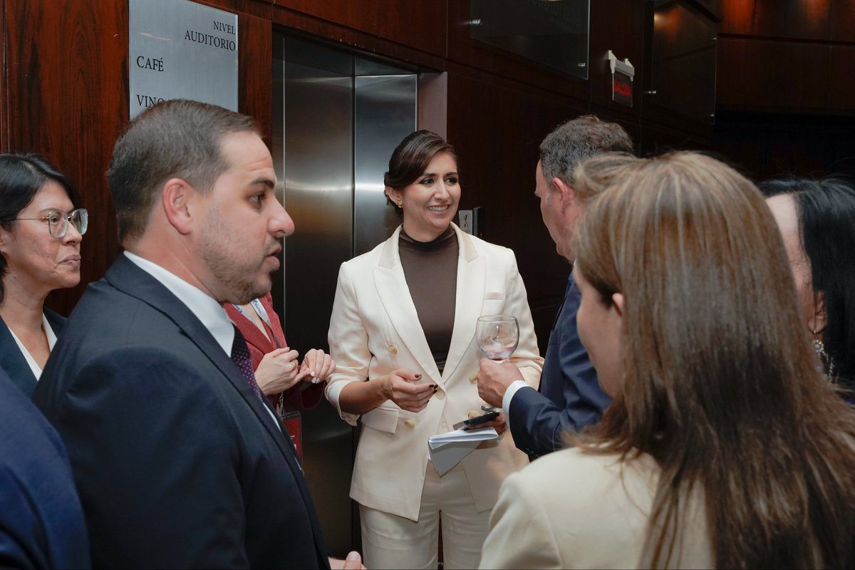 📍Conexiones que inspiran.
Ideas que unen. Y una comunidad que crece con el conocimiento🤝🏻
•
Así se vivió el networking del #CongresoLaboral2025 ⚖️✨

#LaCorteDiceLaboral #InstitutoLaboralEcuador #NetworkingJurídico