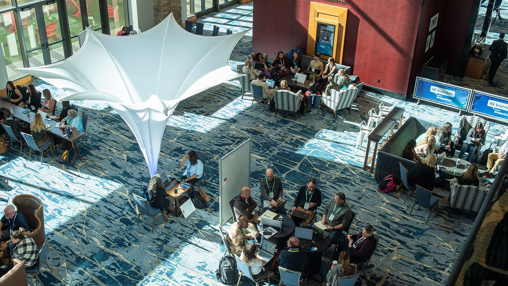 Deltek's tweet image. #DeltekProjectCon attendees are diving into braindates – topic-driven meet-ups where peers exchange ideas, tackle challenges and make meaningful connections. 💡🤝