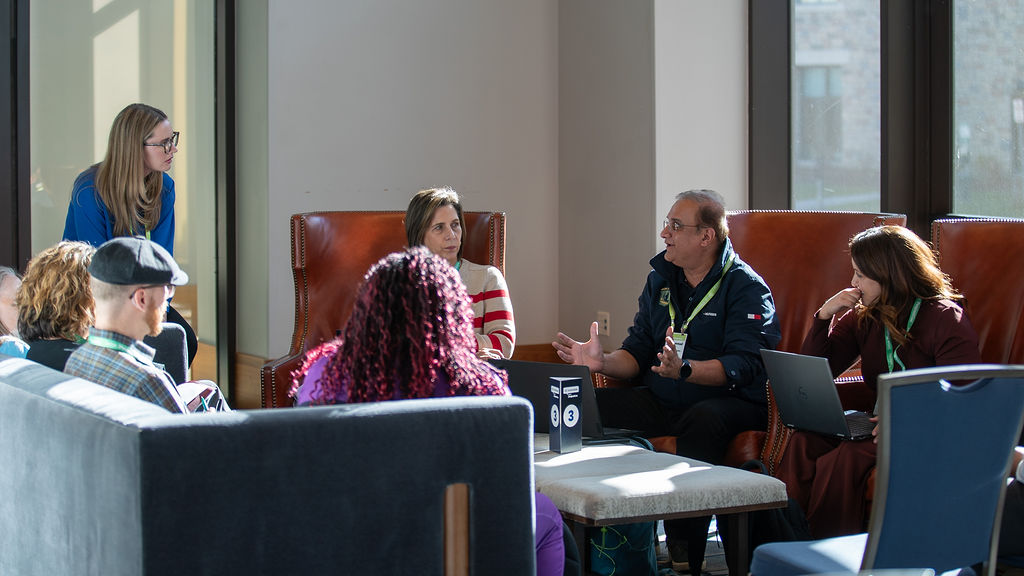 Deltek's tweet image. #DeltekProjectCon attendees are diving into braindates – topic-driven meet-ups where peers exchange ideas, tackle challenges and make meaningful connections. 💡🤝