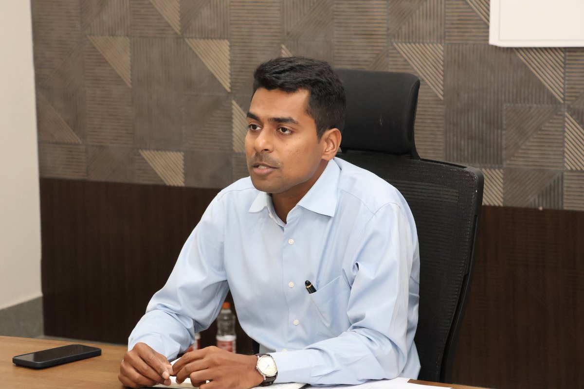 #ఖమ్మం కలెక్టరేట్ నందు వానాకాలం ధాన్యం కొనుగోళ్లపై అదనపు కలెక్టర్ పి. శ్రీనివాస రెడ్డి తో కలిసి సంబంధిత అధికారులతో #జిల్లాకలెక్టర్ అనుదీప్ దురిశెట్టి సమీక్షించారు. #ధాన్యంకొనుగోలు కేంద్రాల వద్ద రైతులకు అవసరమైన వసతులు కల్పించాలని, #వరి, #పత్తి, #మొక్కజొన్న కొనుగోలు ప్రక్రియ