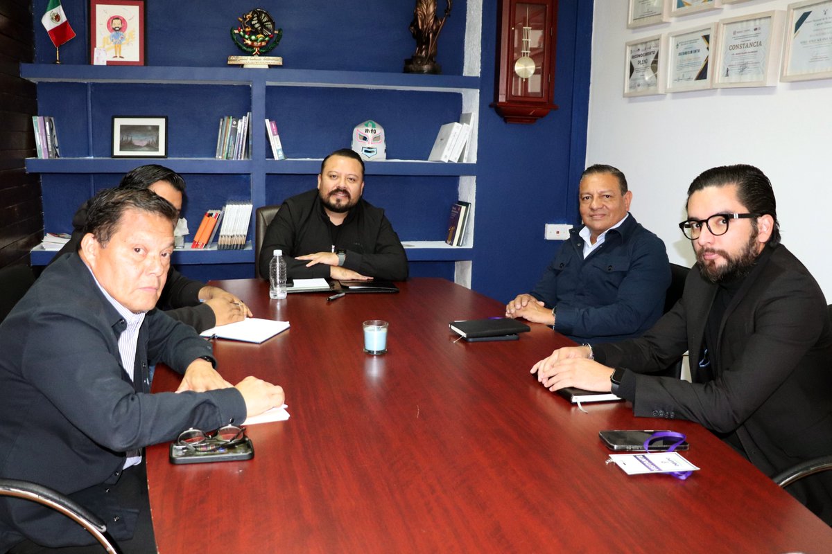 👥🔓| Este día el Comisionado Presidente <a href="/Josuesolanas/">Josué Solana Salmorán :.</a> sostuvo una reunión de trabajo con Víctor Alberto Quiroz Arellanes, Titular del <a href="/CECOLOAX/">Centro de Conciliación Laboral del Estado de Oax.</a>, para impulsar acciones conjuntas que fortalezcan la transparencia y la rendición de cuentas.
.
#LaTransparenciaSeTransforma