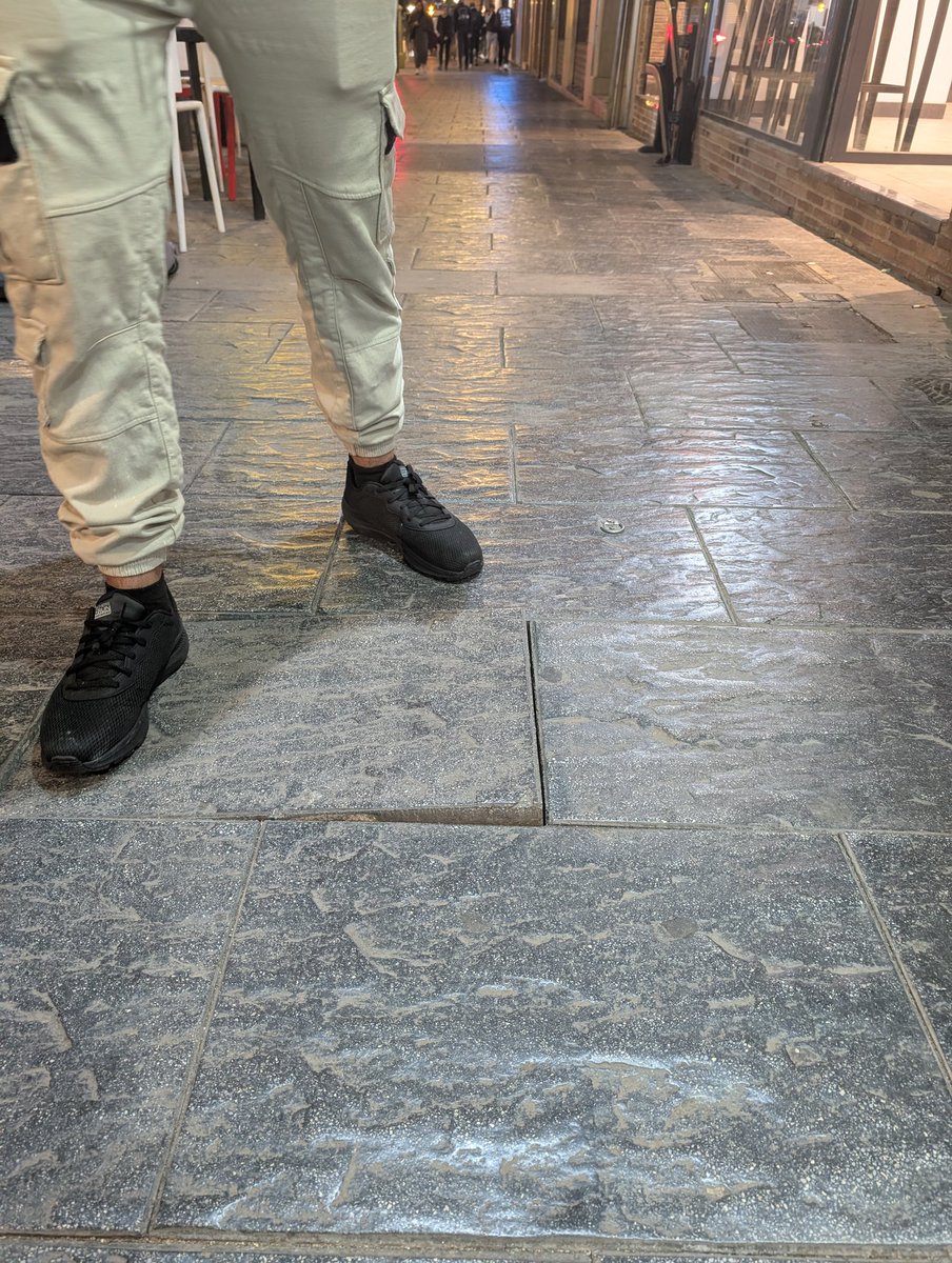 elamigodepeter's tweet photo. @PLocalLinares @aytolinares Todos los días se tropieza gente. Ahora mismo casi se cae una persona mayor. Son dos baldosas sueltas entre el Harlem y Domino's. Plaza Constitución 5 https://t.co/LTy3m3uw0J