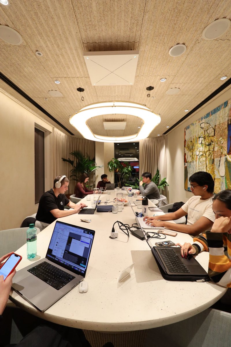 Viraj__Acharya's tweet image. @seidtweets, @chapterone  was on the show last week 

I asked her live if I could stream the AI Engine’s (@aiengine_hack) The Engine Room 

8 teams 
£5k 
5 Days

Less than a week we’re here with Zoe &amp;amp; Jamesin at @dawncapital meeting the cohort and bringing the stream to life.