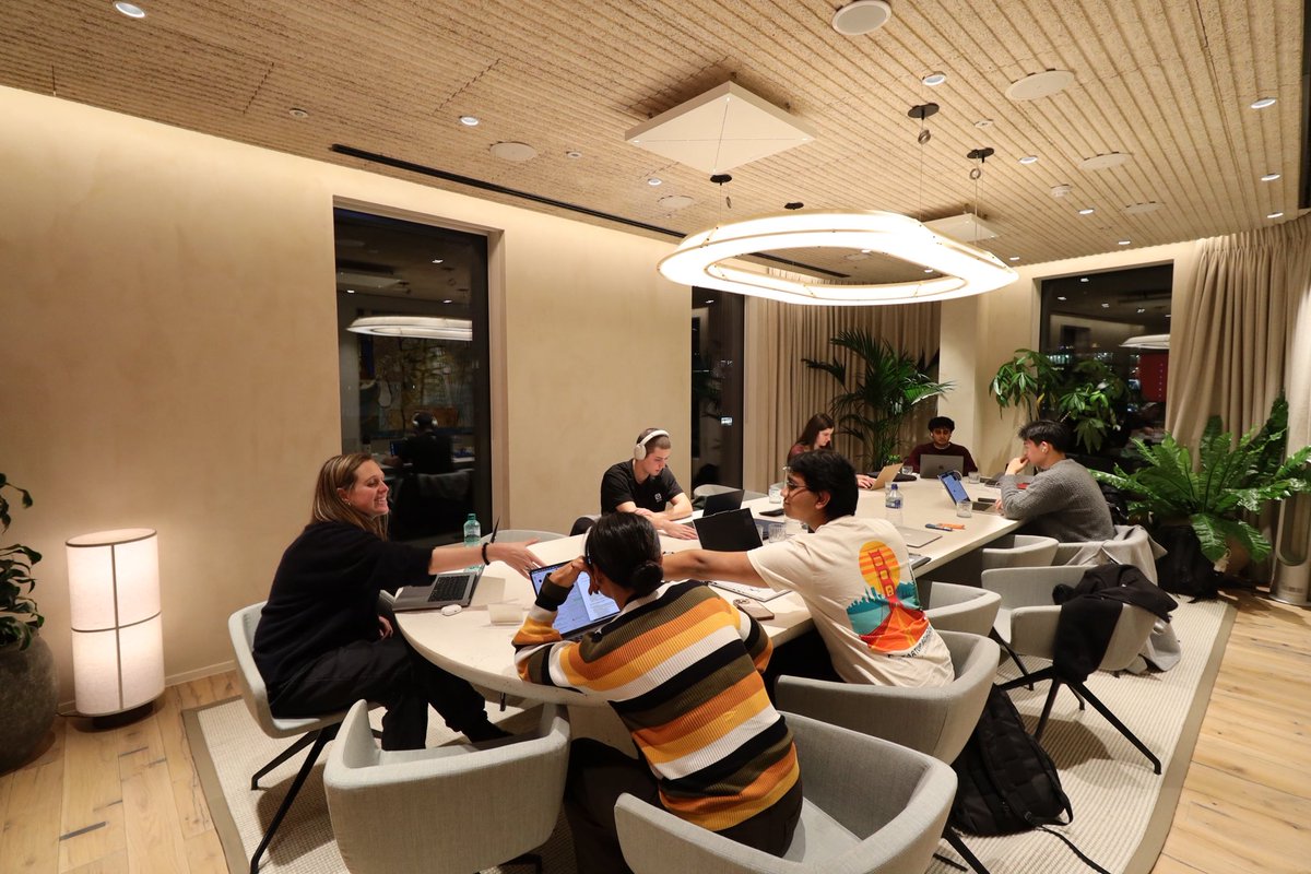 Viraj__Acharya's tweet image. @seidtweets, @chapterone  was on the show last week 

I asked her live if I could stream the AI Engine’s (@aiengine_hack) The Engine Room 

8 teams 
£5k 
5 Days

Less than a week we’re here with Zoe &amp;amp; Jamesin at @dawncapital meeting the cohort and bringing the stream to life.