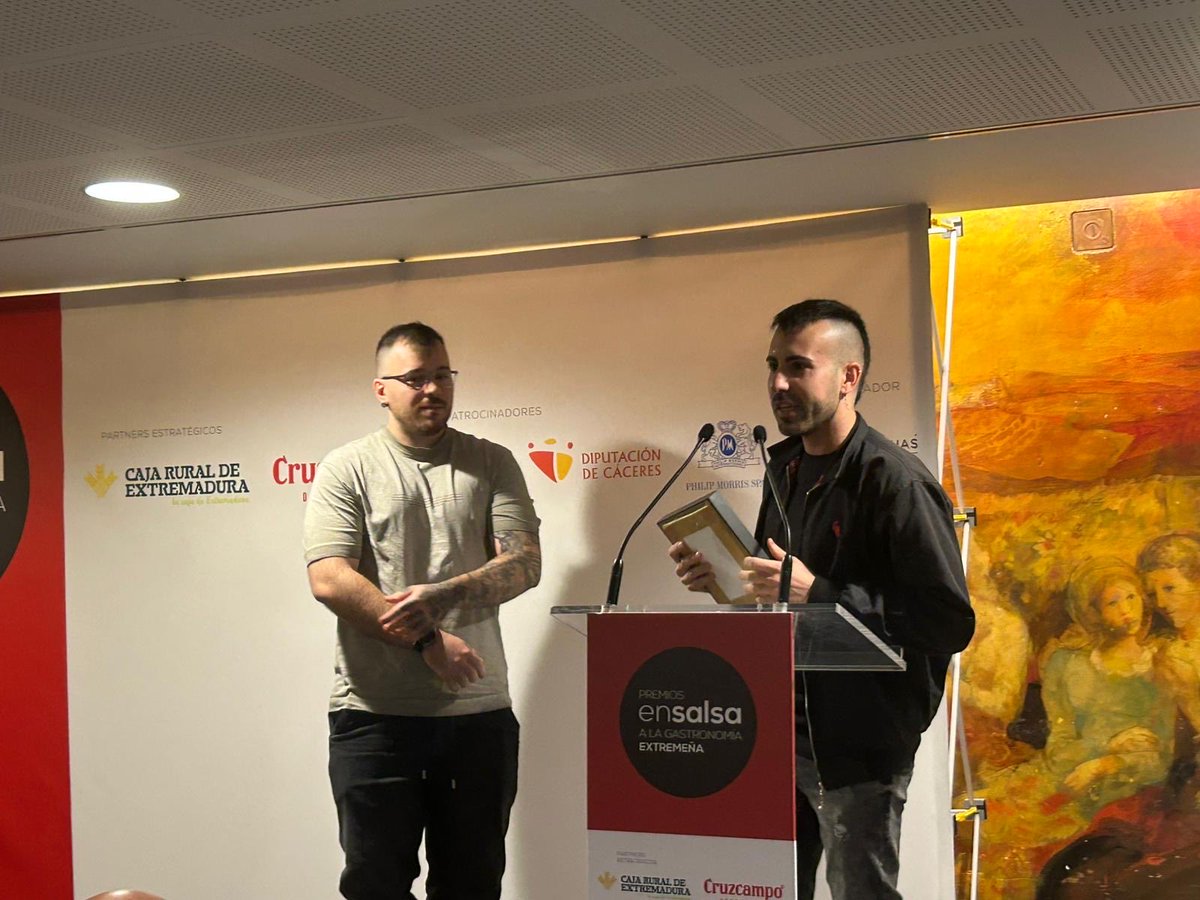 #PremiosEnSalsaHOY | Metamorfosis (Valdecín) recibe el premio a Mejor Apertura (público).

Recogen Samuel Martín, director y jefe de sala y Pablo Miguel, chef y jefe de cocina.