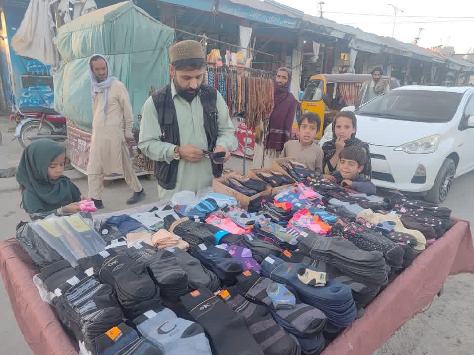 دا رحیم سکندر نومېږي. شل کاله یې د تالب لپاره هره ناروا وکړه، هر ډول وحشت یې توجیه کړ، او هر ظلم باندې یې سترګې پټې کړې. دا یې بندي کړ. وې واهه او تورو تمبو شاته یې واچوو؛ خو بیا یې هم د تالب لپاره لیکل کول او هر ډول ناروا یې توجیه کوله. ښه نو چې تالبان خپله سکندر نه مني، نو تاسې