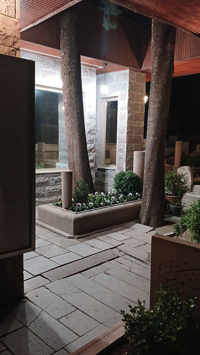 "Allah dostunu gördüm, bundan altı yıl evvel,
Bir akşamdı ki zaman, donacak kadar güzel."
Allah Teâlâ Büyük Doğu Mimarını bu ümmete kazandıran Büyük Veli Abdülhakim Arvasî Hz.'lerine rahmet eylesin. Bizleri şefaatlerine nail eylesin.