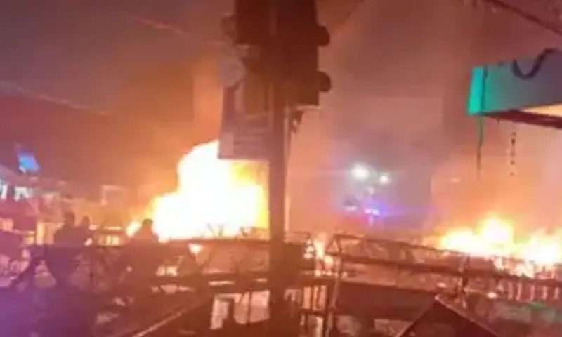 أسفر انفجار وقع قرب محطة مترو (لال قلعه) في العاصمة الهندية نيودلهي عن مقتل تسعة أشخاص وإصابة آخرين، فيما كشفت التحقيقات الأولية أن الحادث ناجم عن تسرب غاز من أسطوانة. وأثارت الحادثة تفاعلاً واسعاً على وسائل التواصل، بعد أن تداولت حسابات مرتبطة بحركتَي طالبان أفغانستان، وطالبان