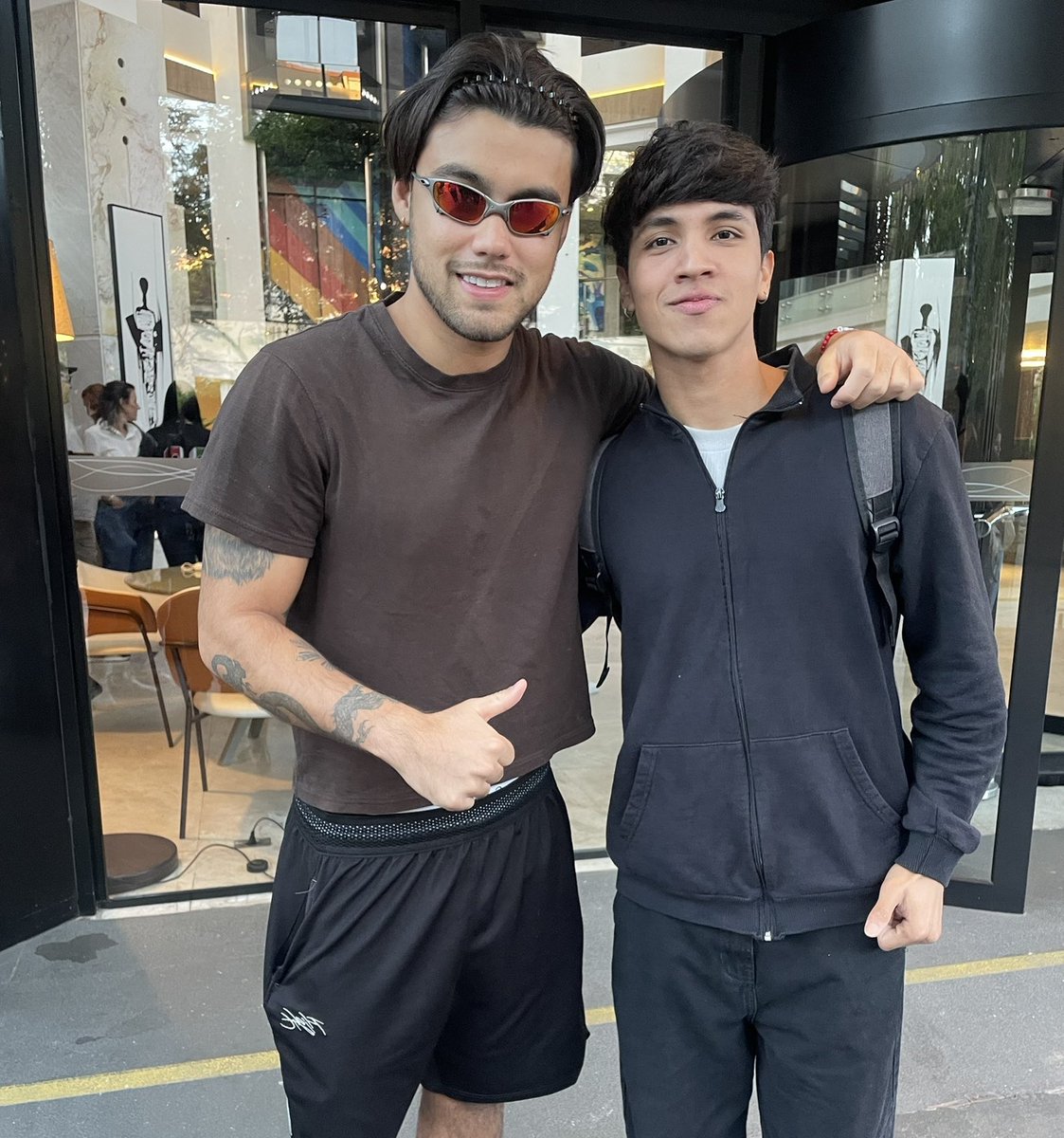 SourceBaileyMay's tweet image. LINDOS! Bailey May com fãs ontem (09), em Porto Alegre. 🤍