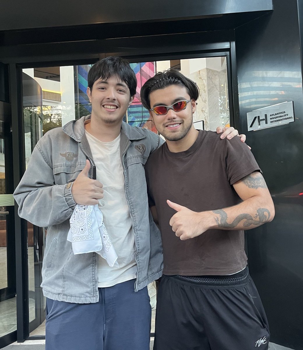 SourceBaileyMay's tweet image. LINDOS! Bailey May com fãs ontem (09), em Porto Alegre. 🤍