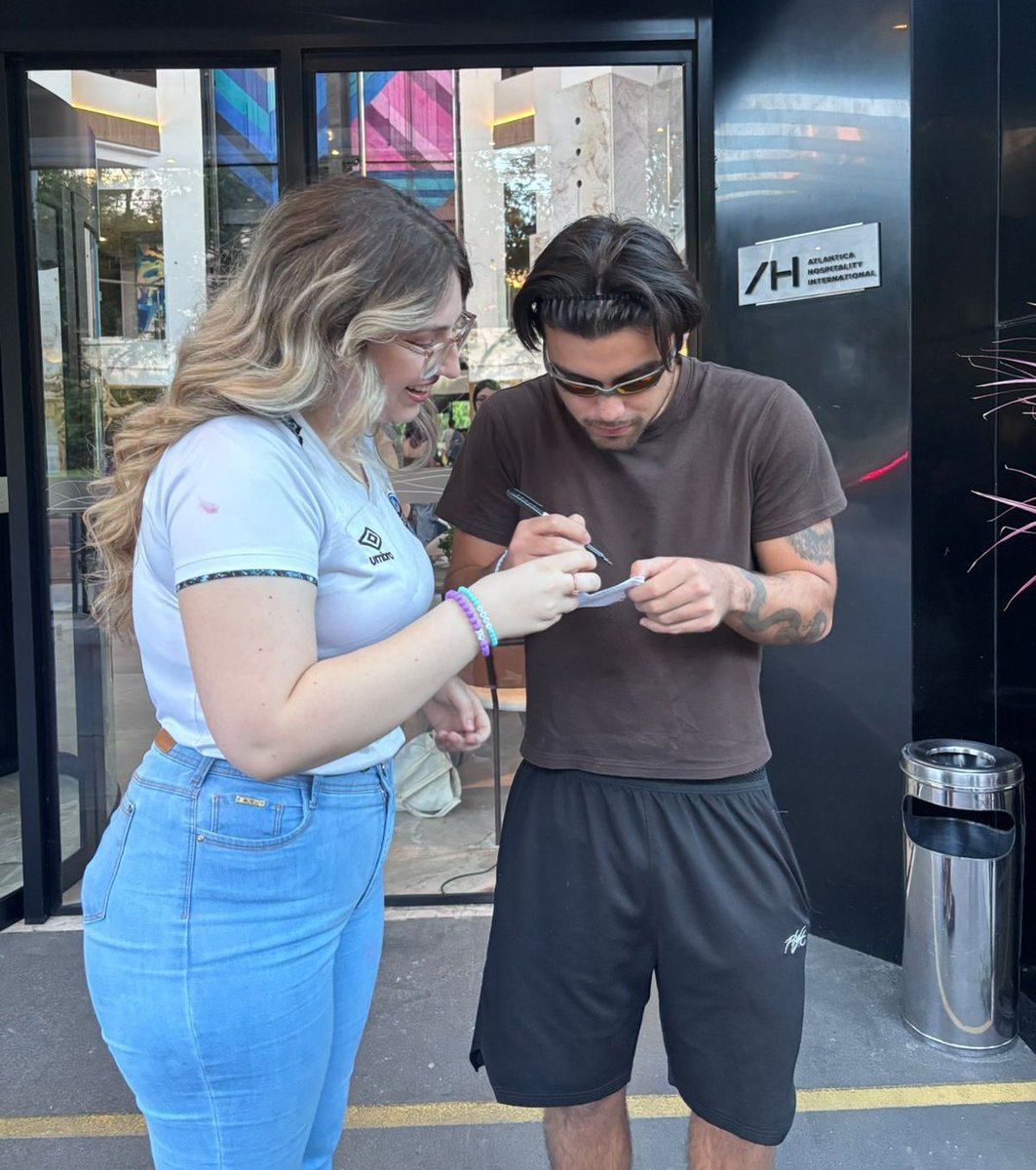 SourceBaileyMay's tweet image. LINDOS! Bailey May com fãs ontem (09), em Porto Alegre. 🤍