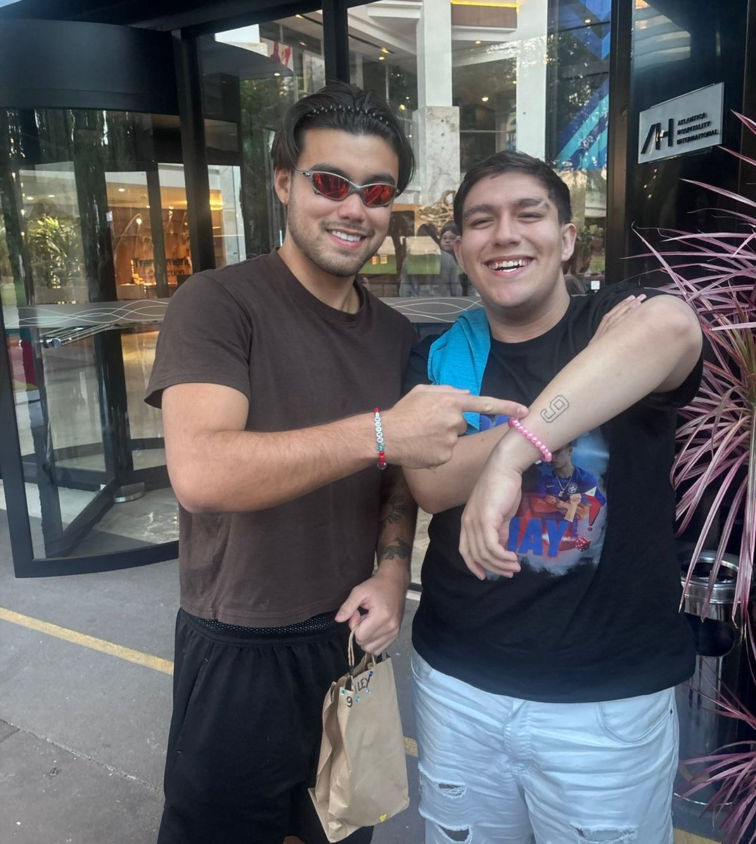 SourceBaileyMay's tweet image. LINDOS! Bailey May com fãs ontem (09), em Porto Alegre. 🤍