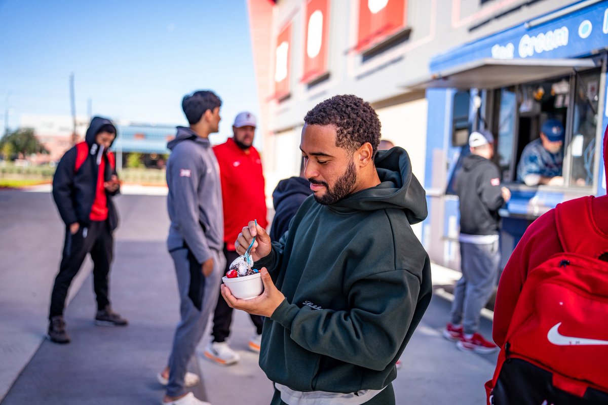 UHCougarFB's tweet photo. Victory ice cream to start the week 🙌🍦 https://t.co/7iIe1jv8HE