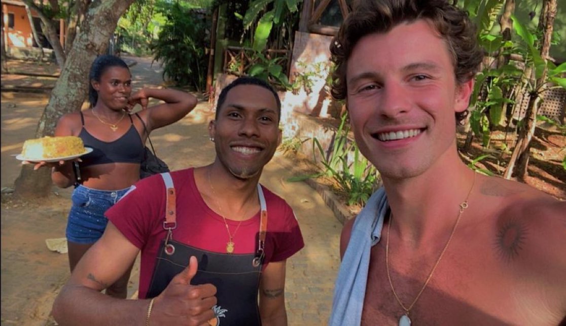 readymendxs's tweet image. a diva com um prato atrás deixa a foto melhor ainda