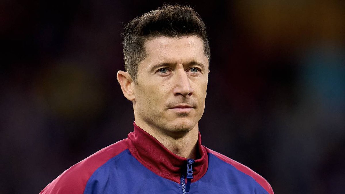 Somhiseremfcb's tweet photo. Lewandowski está considerando retirarse del fútbol si el Barça no le ofrece una renovación de contrato.

El jugador está dispuesto a continuar en un rol secundario y como suplente si el club ficha a un delantero; lo importante para él es seguir compitiendo al más alto nivel.

Si el Barça decide dejarlo marchar, el jugador está considerando la retirada y no está interesado en fichar por una liga que le sea ajena, como la liga saudí.

[Vía @sport ]