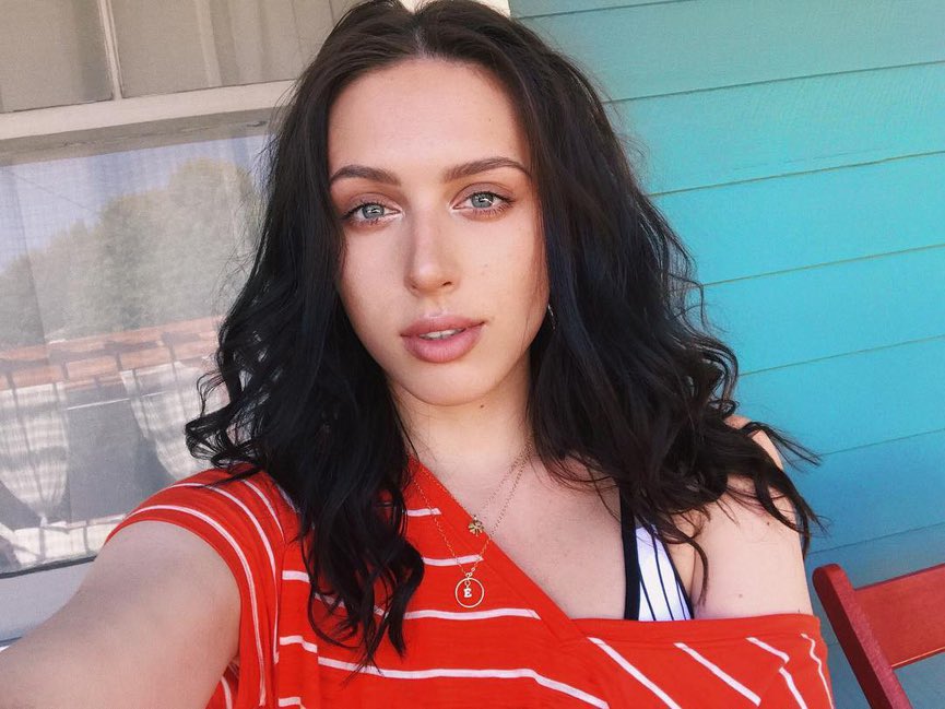 toschetschka's tweet image. Мне пятьсот миллионов раз говорили, что я на нее очень похожа, ко мне даже подходили ее фанатки и хотели сфоткаться 🙏🏻 но я лично вижу сходства примерно НОЛЬ