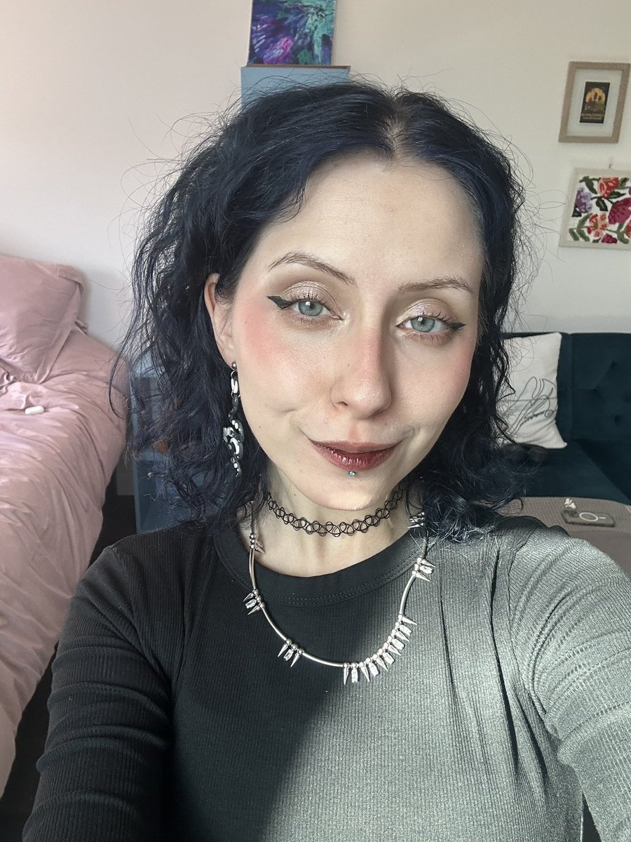 toschetschka's tweet image. Мне пятьсот миллионов раз говорили, что я на нее очень похожа, ко мне даже подходили ее фанатки и хотели сфоткаться 🙏🏻 но я лично вижу сходства примерно НОЛЬ