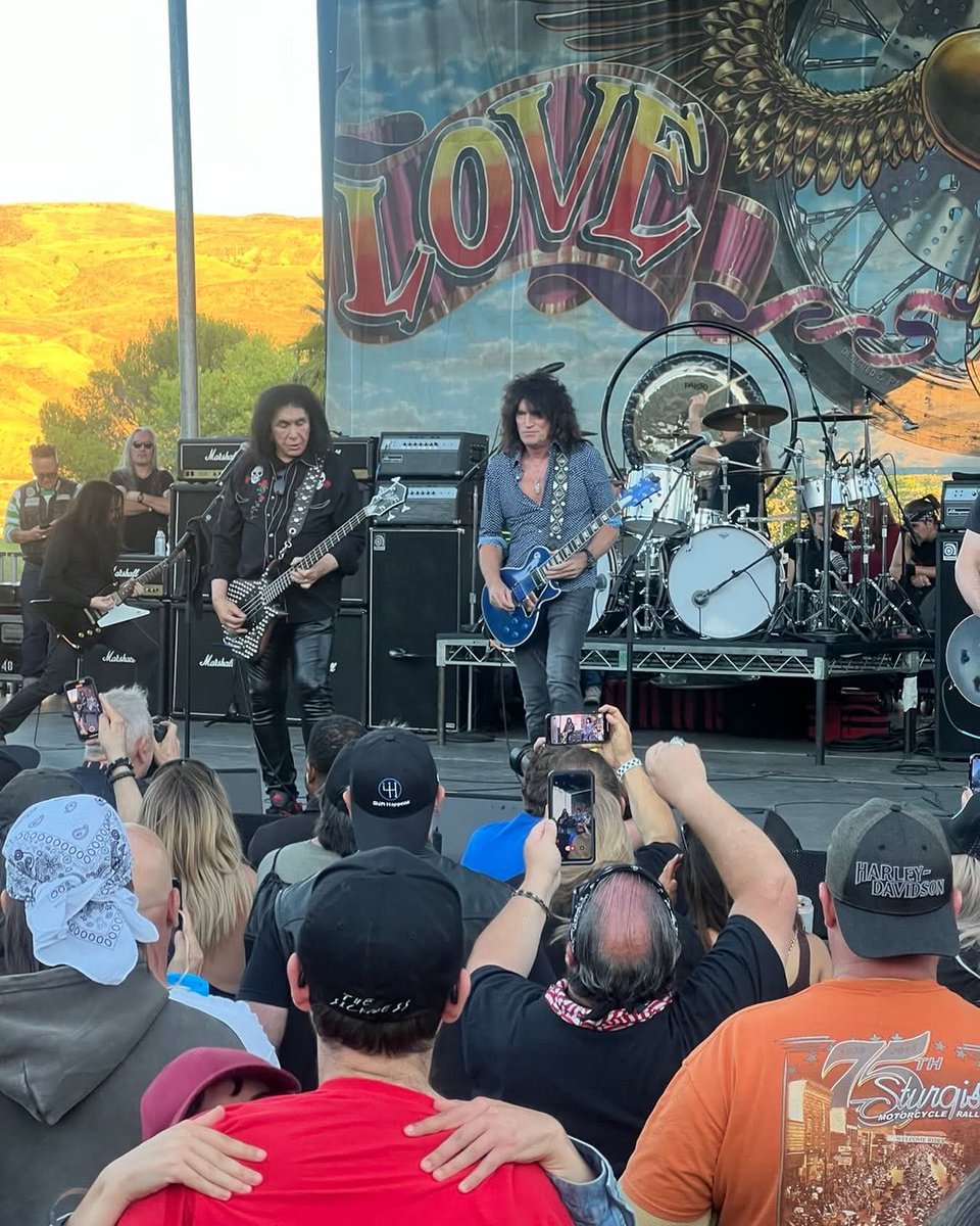 RubyStarrlight's tweet image. Legendary. 
@LoveRide @genesimmons @tommy_thayer