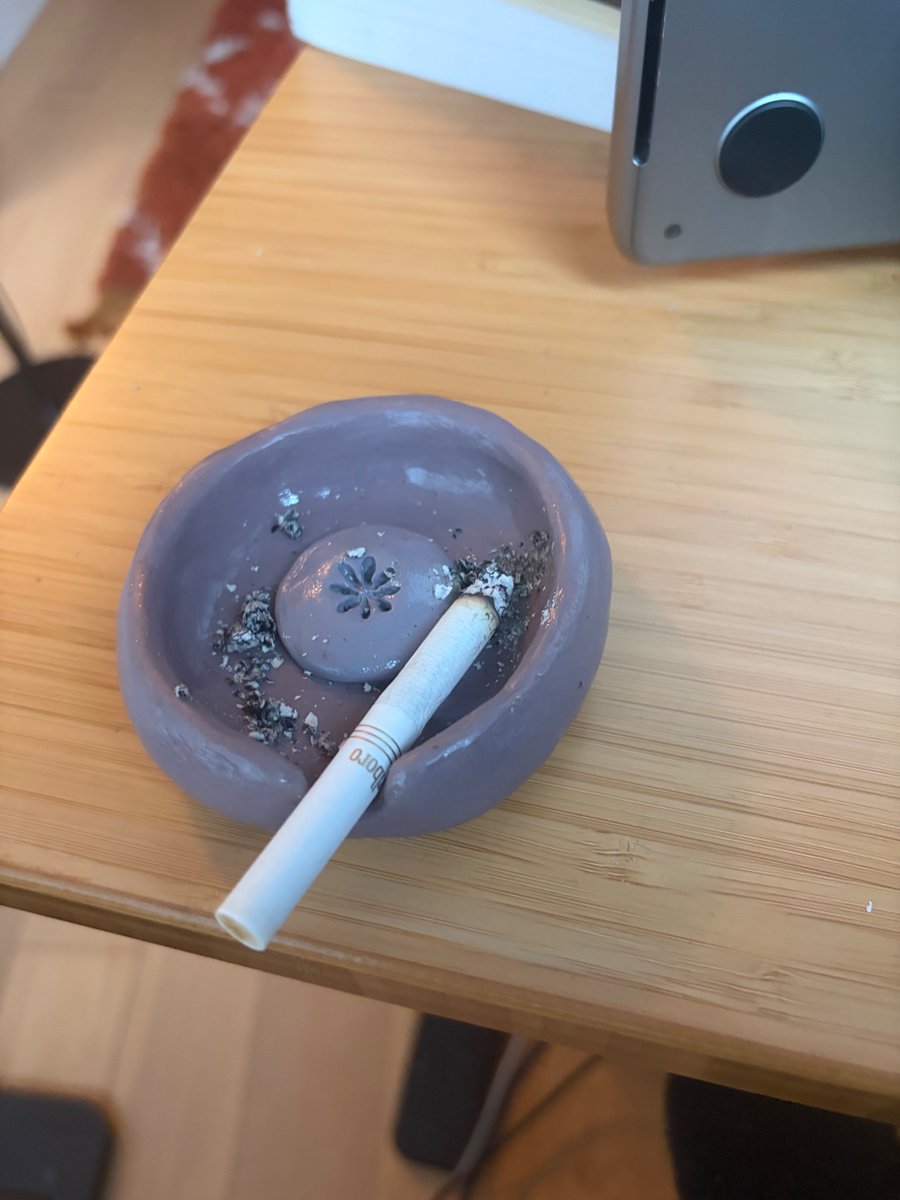 defnminus's tweet photo. For my birthday alli made a little ash tray https://t.co/pLp1U7jwye