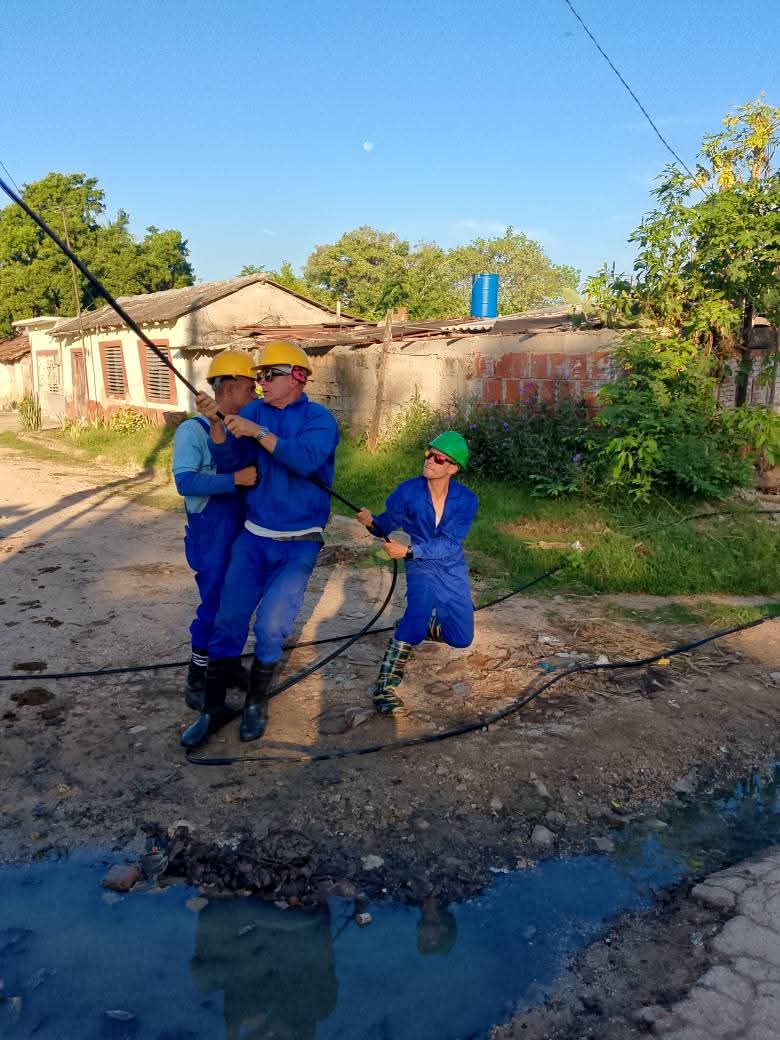 La recuperación de las comunicaciones en #Granma sigue a buen ritmo.
Todas las brigadas trabajan intensamente sin reparar en el cansancio ya acumulado.
La meta está cerca... Servicios establecidos. 
#EtecsaConCuba