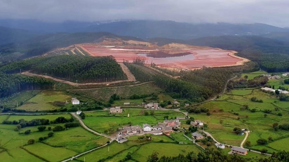 ecoloxistasgal's tweet photo. 🚨Balsa Alcoa: 14 veces + lodos vermellos tóxicos q Ajka (Hungría), q en 2010 cubriu as localidades próximas con 2 m d altura d lodos, causando 9 mortos💀 e decenas d feridos x queimaduras químicas e contaminando boa parte do curso do Danubio.
#AlcoaNon
https://t.co/DJD1IsvhZe https://t.co/6FVZxgJLaR