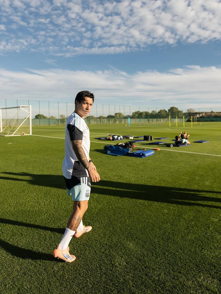 Lisandro Martinez tweet media