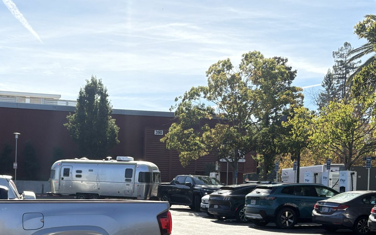Dude is taking up 3 parking spaces and blocking 2 driveways.
Elite level oxygen thievery.