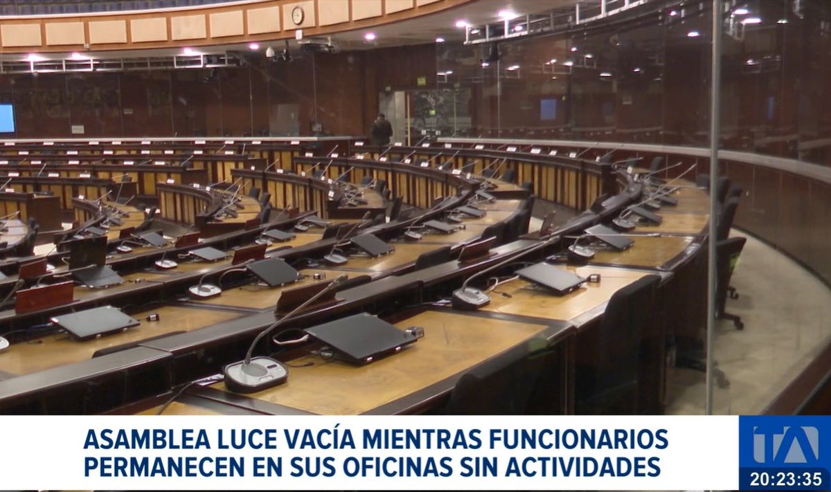 lahistoriaec's tweet photo. Semana vaga. En estos días de campaña por la Consulta Popular, en la Asamblea no se tiene previsto mayor actividad ni reuniones del pleno. Los pasillos se ven vacíos y los funcionarios de las oficinas no tienen nada que hacer. La mayoría de legisladores pidieron licencia para pedir el voto. #Quito