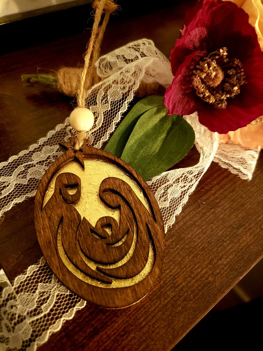 Found a moment to play with gold leaf today. It was harder than I thought! The edges stink but thankfully they're covered by the wood. 🤪🤷‍♀️