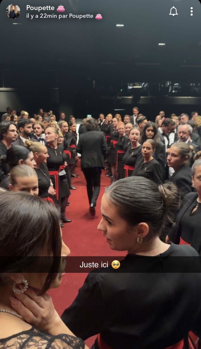Parfois faut se rappeler de ça et rire un bon coup 

La haie d’honneur à Cannes c’était quelque chose 🤣🤣

 #poupettekenza