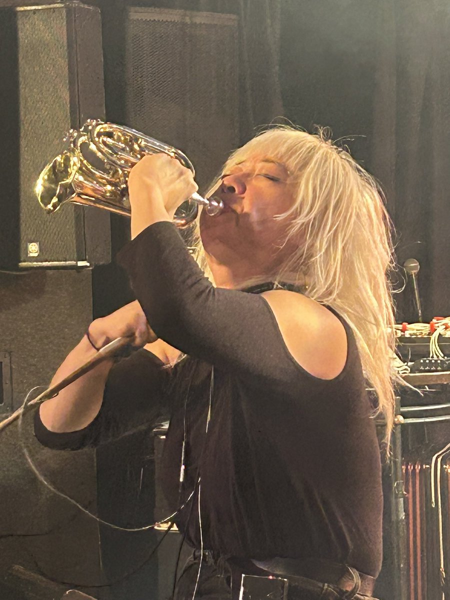 doravideo's tweet photo. 昨晩のビッキーツアーファイナル最高に楽しかった‼️そして滅茶苦茶面白かった‼️今回のツアーは数人のお客さんが鞭でシバかれドラムセットが燃える程度のトラブルで全公演大盛上がりで本当に最高のツアーだった‼️そしてやっぱり今年もビッキーは最高だった‼️ビッキーありがとう‼️また来年‼️
#EVICSHEN https://t.co/K15iYSozgx