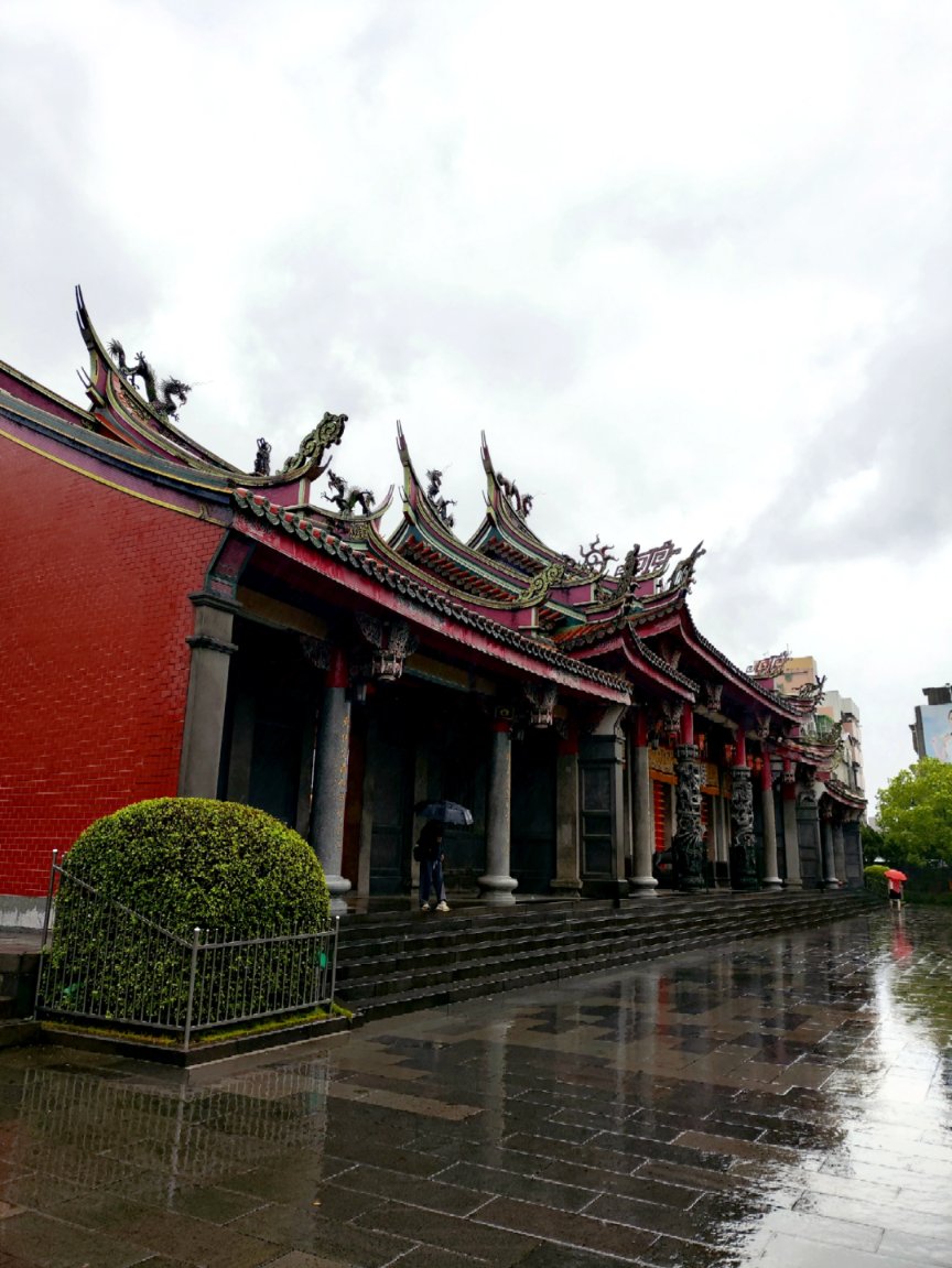 Joncodards's tweet image. 雨の日でも人々が集まってきて、活気に溢れています💦👥