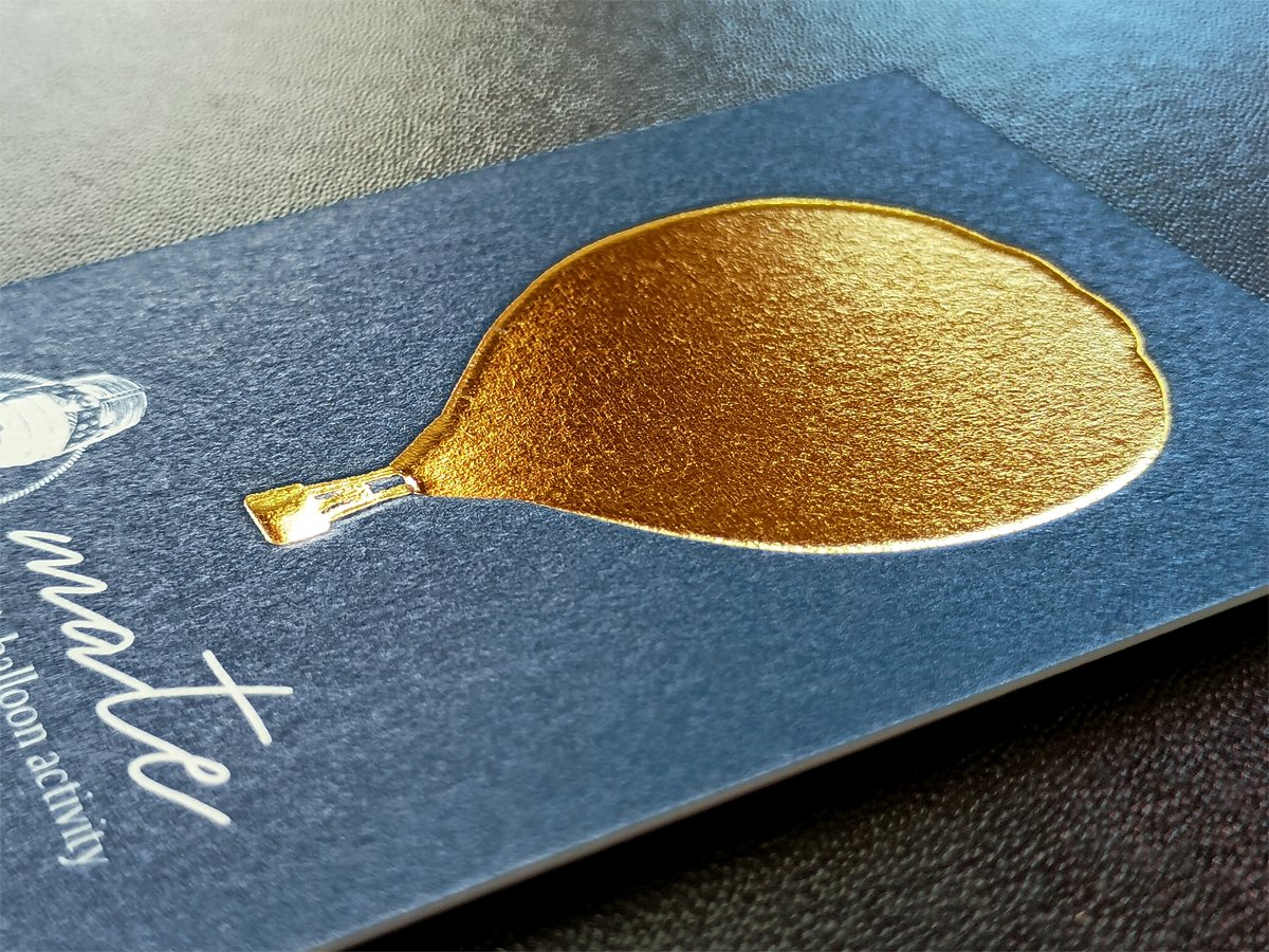 atelier eureka様よりご依頼の、熱気球体験mate様の名刺製作です！
オモテは気球をエンボス加工、黒文字を活版印刷で凹ませるという、立体的で印象的なデザイン🎈
ウラ面は、紺の特色インクで印刷、エンボスで紙が凹んだ部分に金箔を押しております✨

decocard.blog.fc2.com/blog-entry-478…
#デコカード制作実績