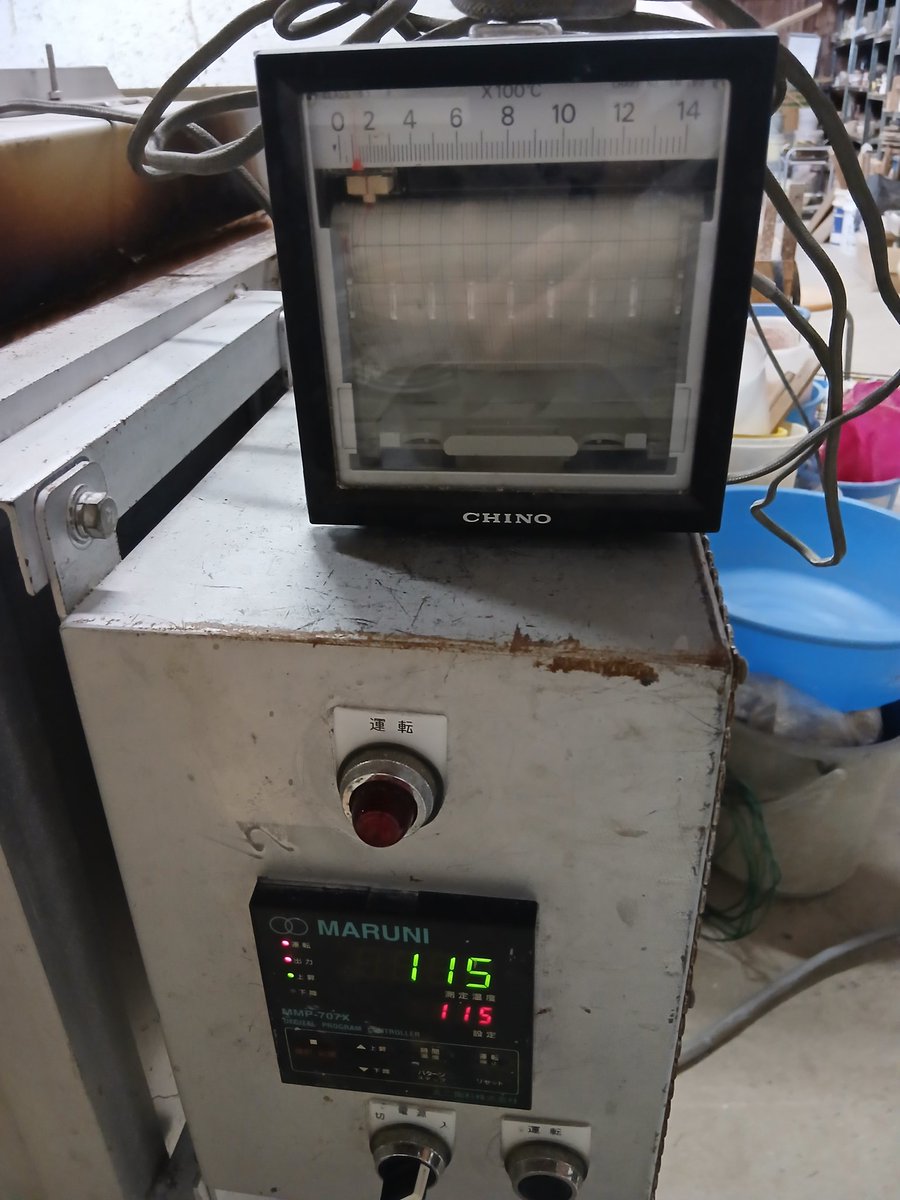 引き上げた電気窯の作動及び昇温検査です。素焼きしてます。