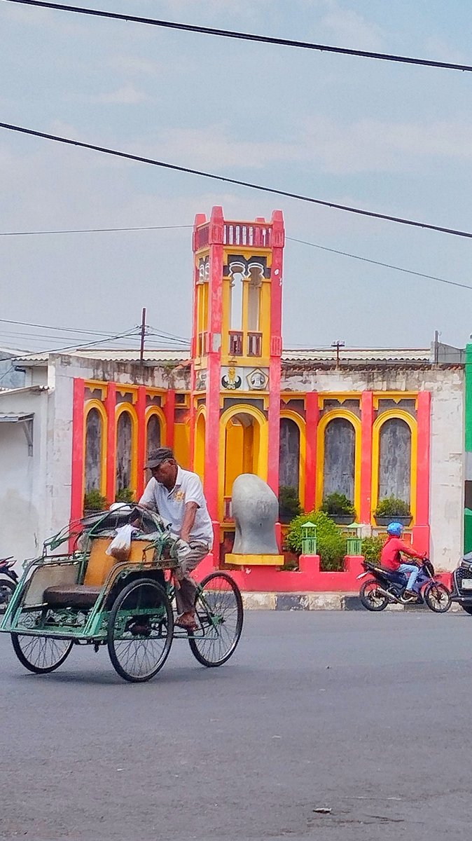badrvn_'s tweet image. Sebenarnya ada 2 patung gajah viral yang katanya 1M di Gresik, ini yang di seberangnya jarang disorot. #becak #Gresik #patungGajah