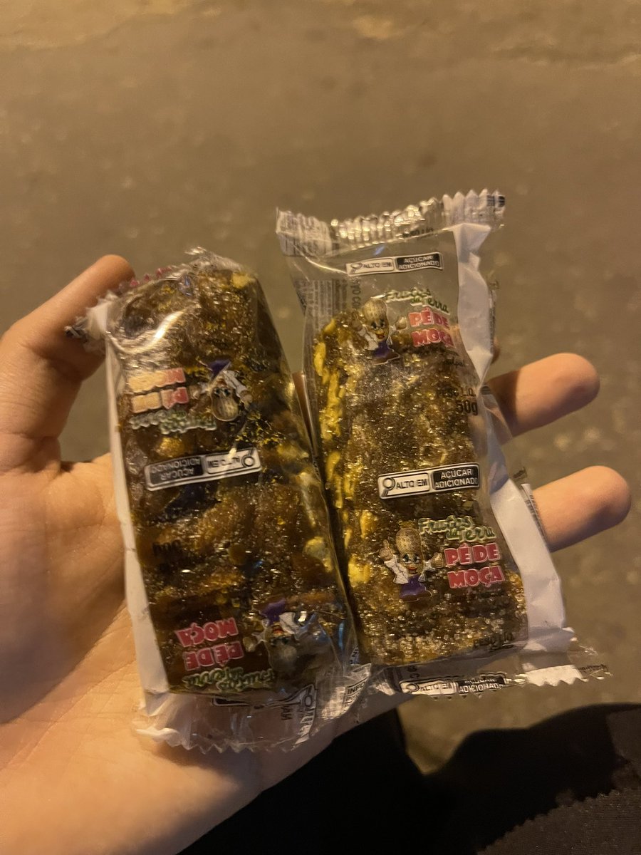 EdtwtEmi's tweet photo. hj pra vcs verem QUANTO doce é calórico esses 2 doces tem mais kcal que duas refeições completas https://t.co/BnLop2tgb7